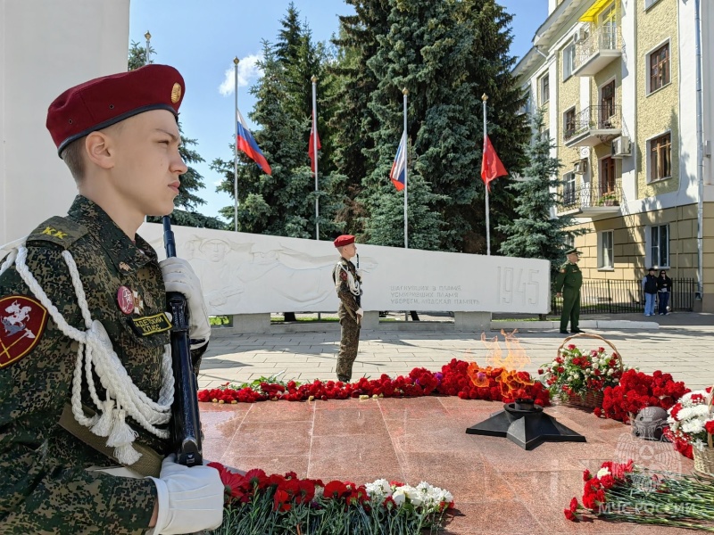 Мы пoмним пoдвиг ваш, герои, вы вечно в памяти людской!