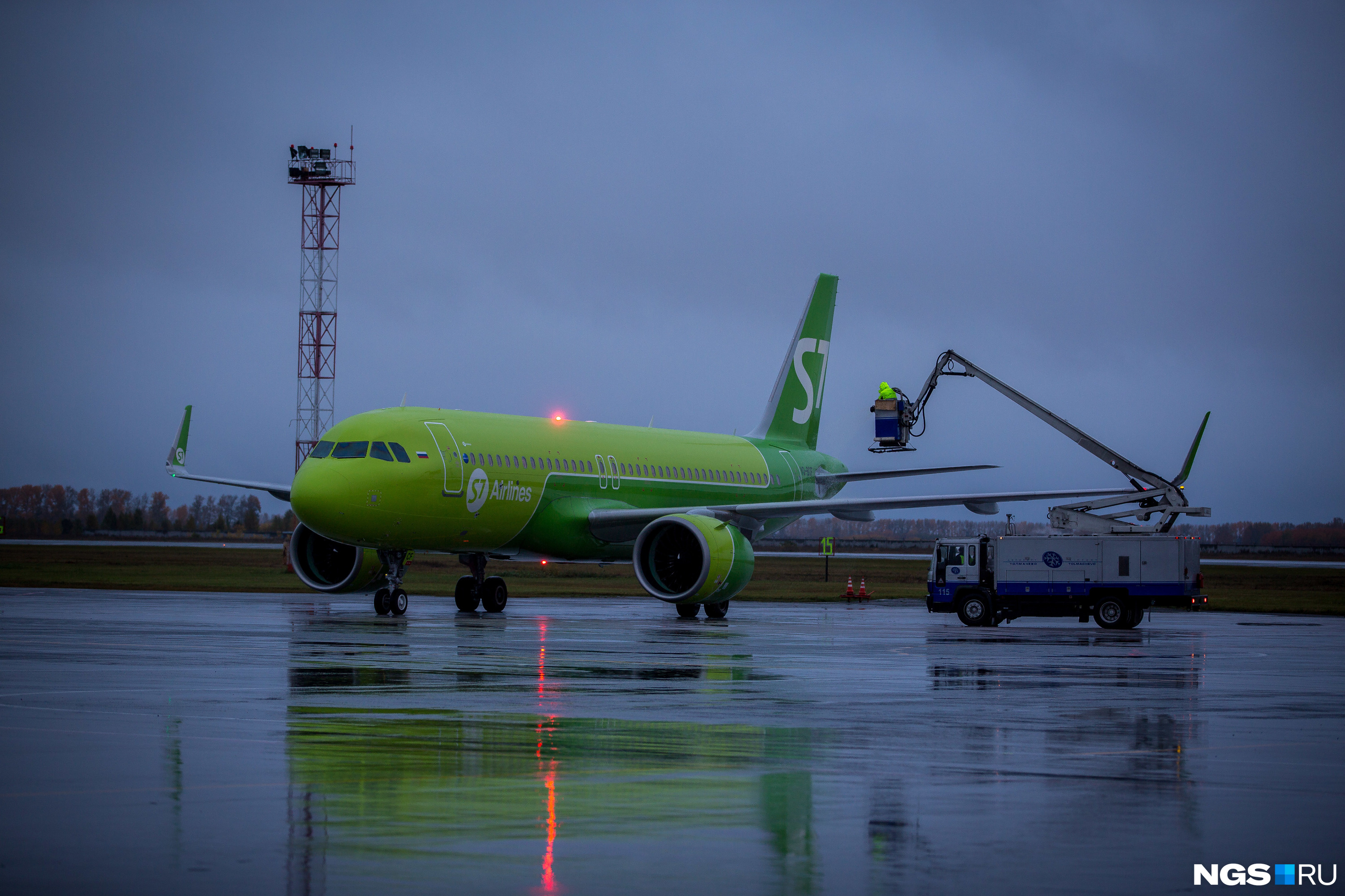 Аэропорт толмачево 2024 s7airlihes. Рейс толмачево томск. Расписание автобусов томск новосибирск. Аэропорт домодедово новосибирск. Авиакомпания сибирь толмачево.