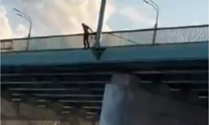 Юля фитнес сбросилась с моста