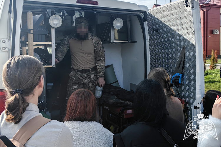 В Сочи бойцы ОМОН провели день открытых дверей для студентов 