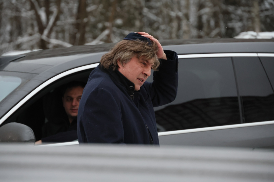 Сын основательницы телеканала РЕН ТВ Ирены Лесневской, продюсер Дмитрий Лесневский после церемонии прощания с матерью на Востряковском кладбище в Москве