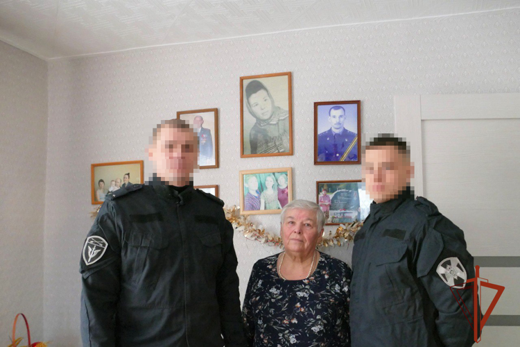 Сотрудники спецназа Росгвардии в Томске поздравили с Новым годом и Рождеством Христовым семьи погибших товарищей