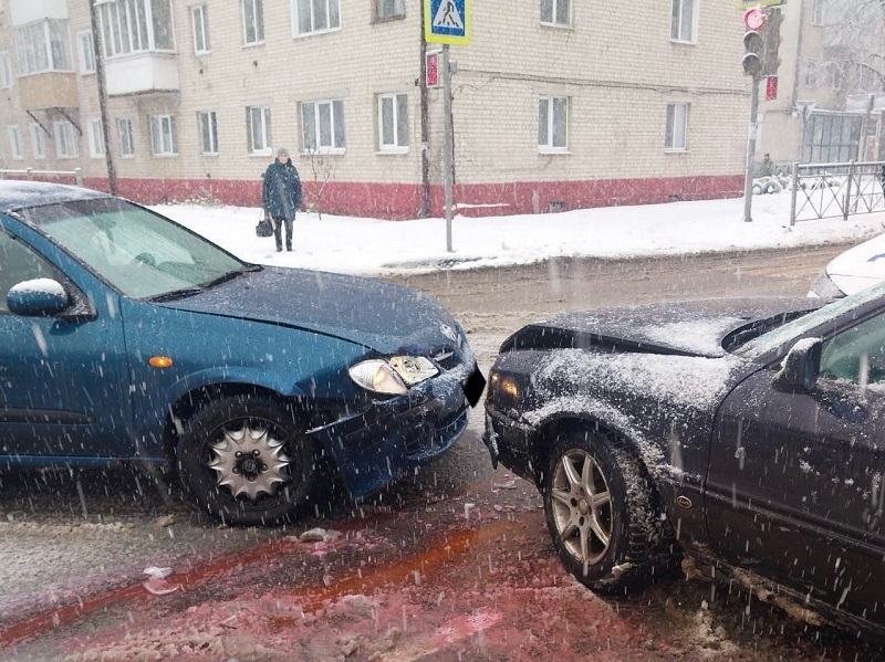 ДТП в Карачеве: две легковых машины не поделили регулируемый перекрёсток