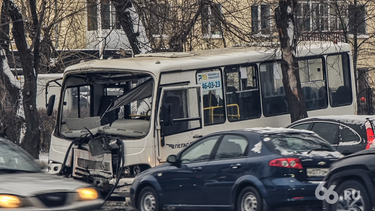 В центре Екатеринбурга разбился автобус с пассажирами. Видео