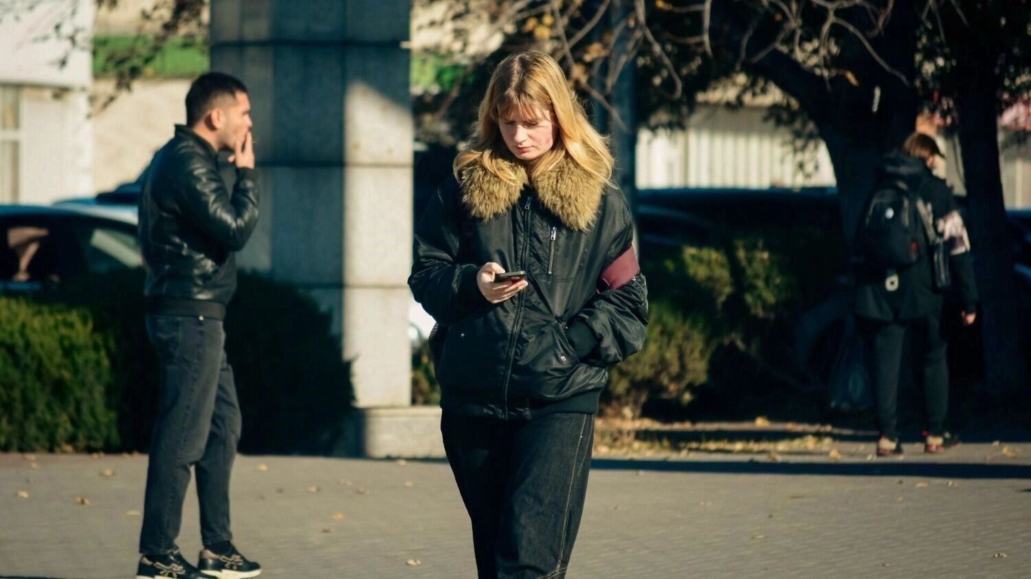 Девушка с телефоном в руке