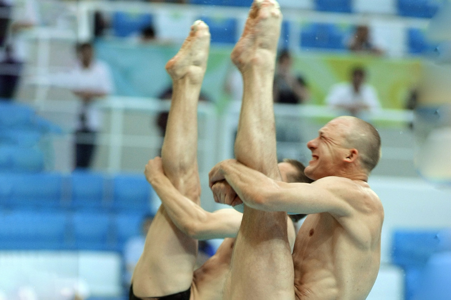 Дмитрий Саутин (на первом плане) и Юрий Кунаков (на втором плане), завоевавшие серебряную медаль в прыжках в воду с трехметрового трамплина на Олимпийских играх