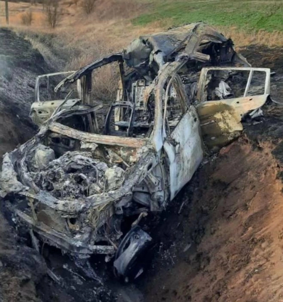 Машина жителя Москвы сгорела дотла. Находившийся в ней водитель погиб.