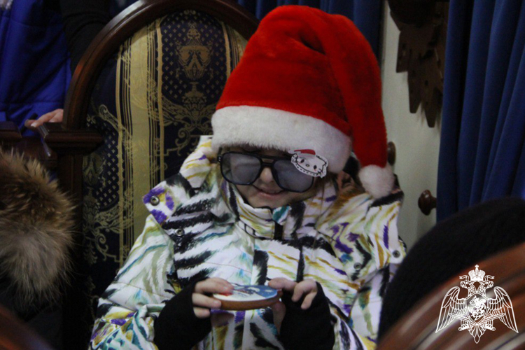 Росгвардия в Тюмени организовала сказочную встречу с Дедом Морозом для детей из семей погибших сотрудников