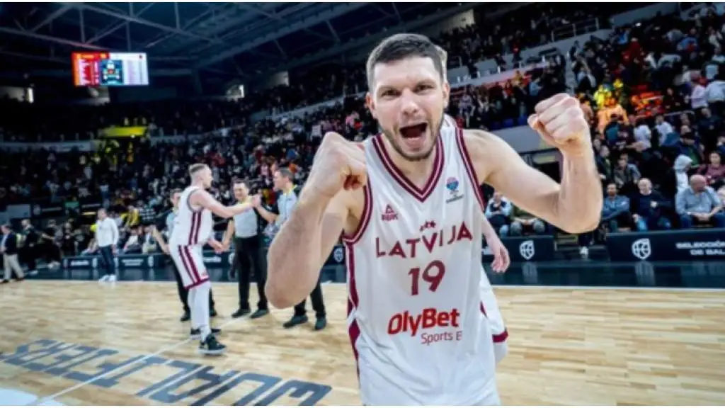 Латвийские баскетболисты стартовали с победы над Испанией в отборочном турнире чемпионата Европы