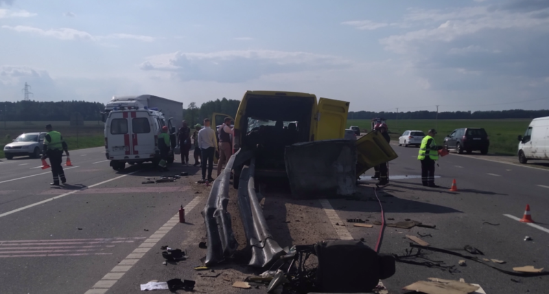 Под Бобруйском погиб водитель микроавтобуса, который въехал в дорожное ограждение