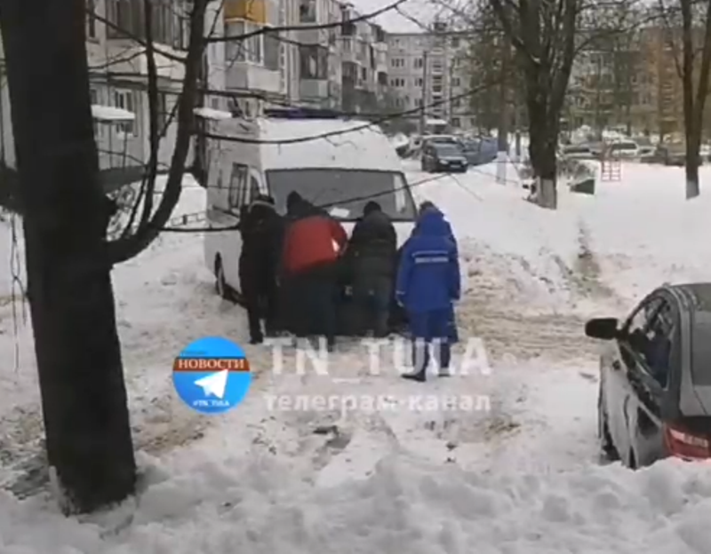 Застрял авто в сугробе. Скорая застряла в снегу лесной городок. Ланос застрял в сугробе. У харькова колеса вместо сугробов вязнут. Застрял авто в сугробе.