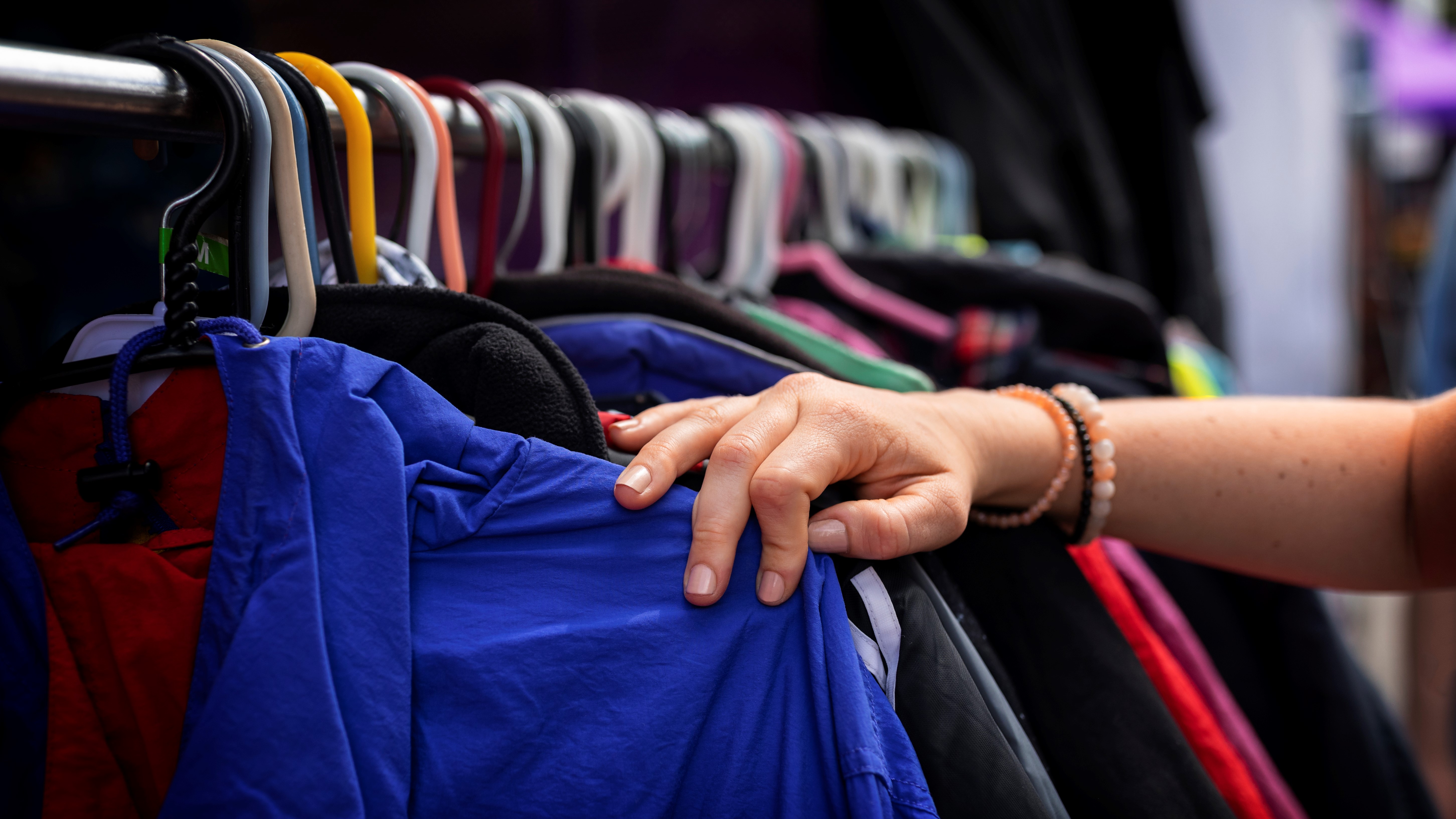 Ворует вещи как называются. Мелкое хищение из магазина. Магазинные кражи шоплифтинг. Ворует вещи как называются. Ворует вещи как называются.