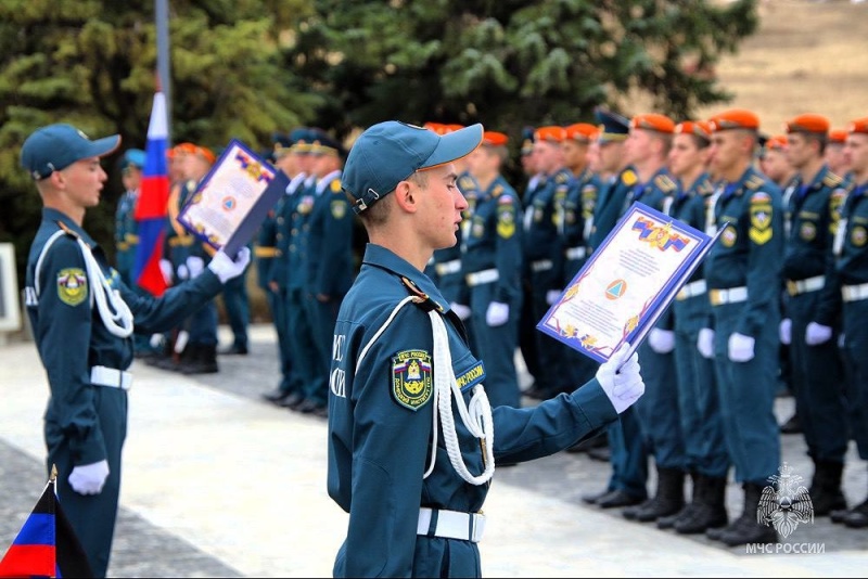 Службе — присягаем, долг — исполняем: курсанты-спасатели первого курса Донецкого института ГПС МЧС России дали клятву на верность Отечеству
