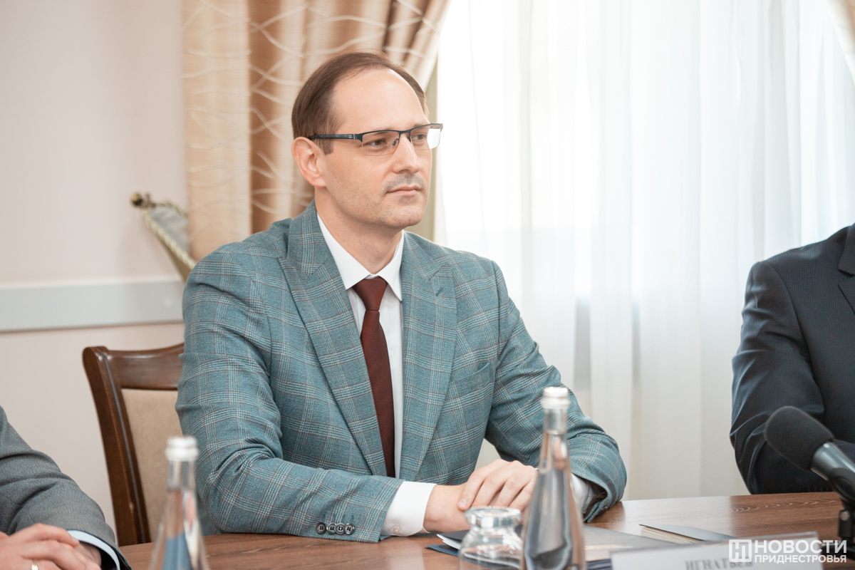 памятник на площади города тирасполь. 28 фактов о пмр. спорта почта россии. госадминистрация тирасполь логотип. корреспонденты программы доброе утро.