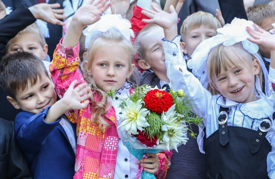 Оформить выплату к 1 сентября. Дети звезд первоклассники. 1 Сентября Вологда. Первый звонок Вологда. Первый класс Вологда