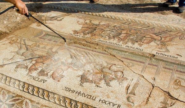 Потрясающий мозаичный пол с изображением гонки на колесницах обнаруженный на Кипре, изображение №4
