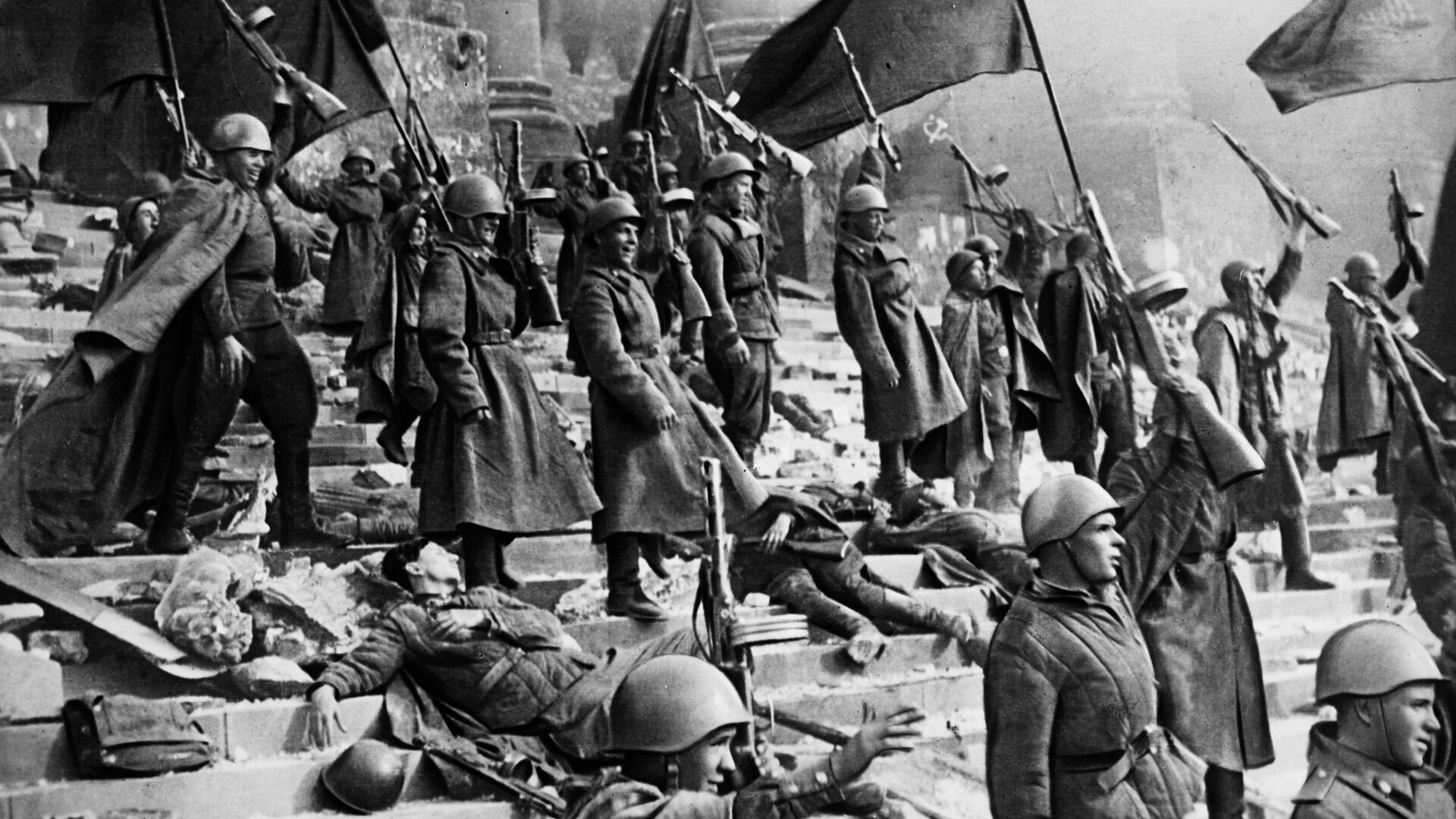 Кадр из фильма Падение Берлина: советские военные у здания рейхстага. Режиссёр к/ф - Михаил Чиаурели, композитор - Дмитрий Шостакович - Sputnik Грузия, 1920, 07.05.2025