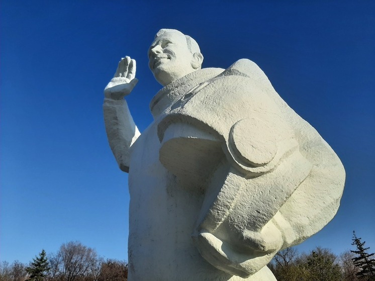 Митинг, парашютисты и полевая каша: саратовцы отметили День космонавтики