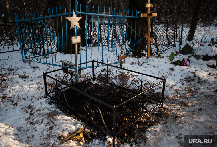 Захоронения иваново. Кладбище. Могила на кладбище. Ивановское кладбище Екатеринбург.