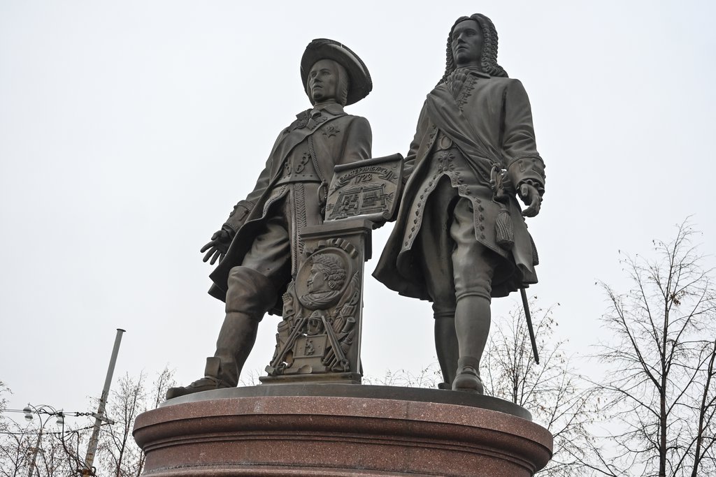 Памятник екатеринбург татищев и геннин. Екатеринбург Татищев и де Генин. Татищев и де Генин памятник в Екатеринбурге. Памятник Татищеву и де Геннину памятники Екатеринбурга. Памятник основателям Екатеринбурга.