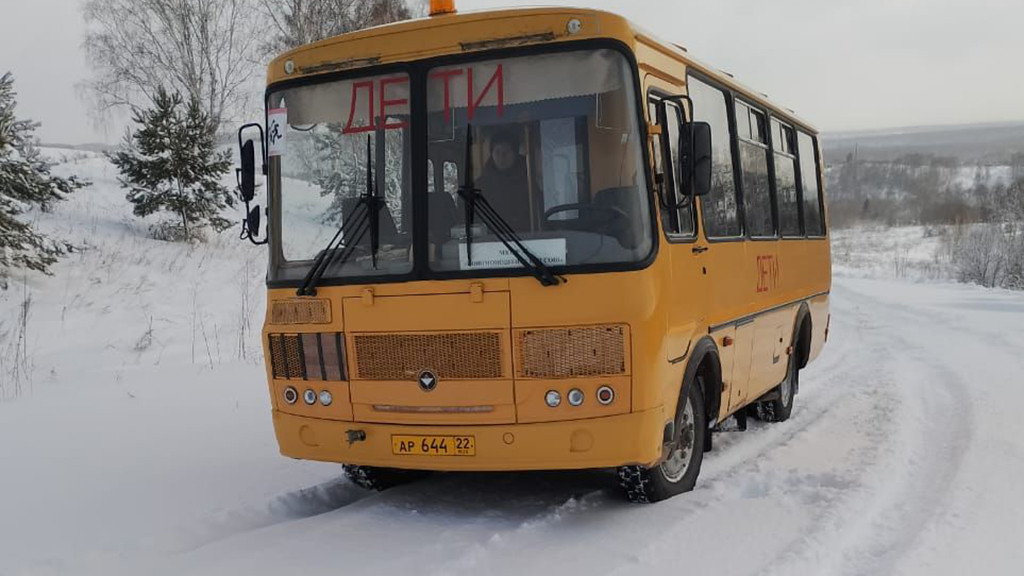 На Алтае школьный автобус застрял на несколько часов на занесенной снегом трассе Фото №1