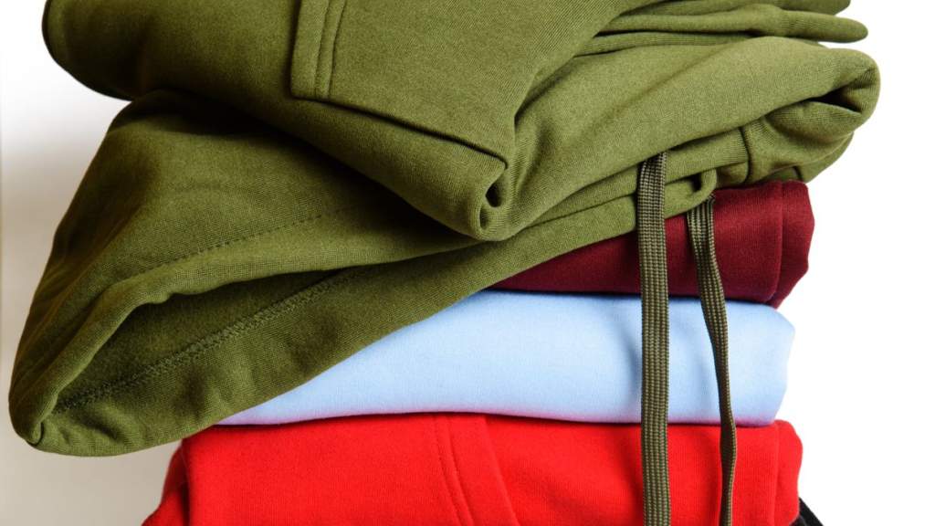 Как убрать катышки с одежды: 8 способов в домашних условиях