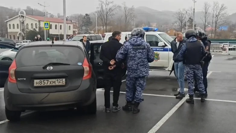 Задержание на парковке ТРЦ «Седанка Сити» во Владивостоке