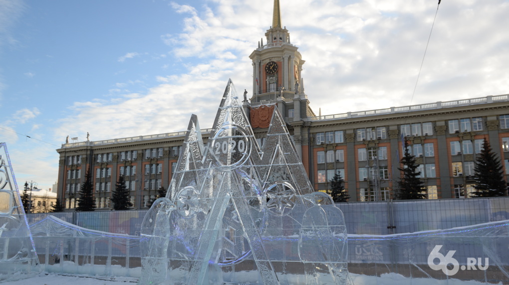 На Плотинке открыли новогодний ледовый городок. Посмотрите, как он менялся последние 10 лет