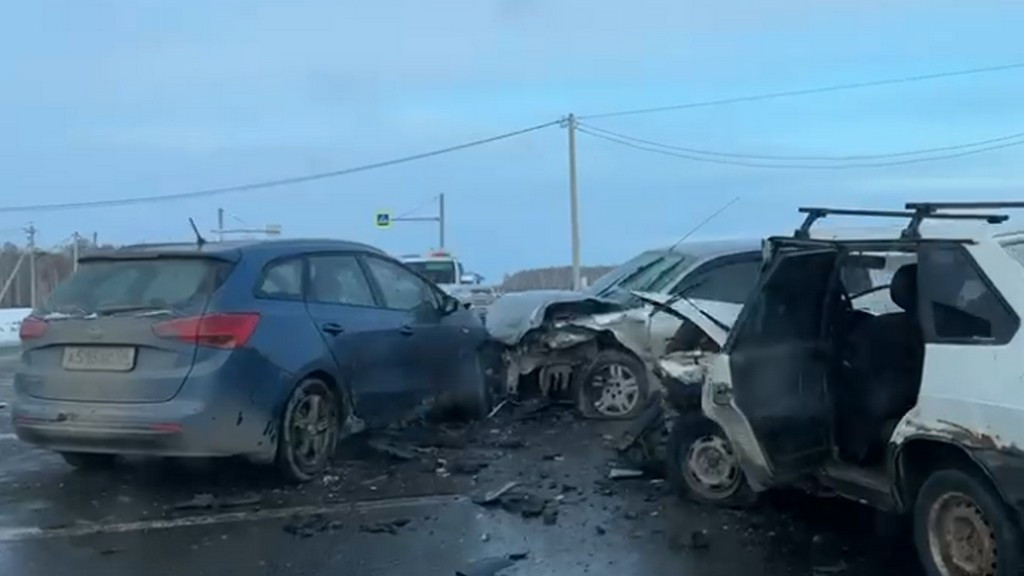 девушка у дороги. две женщины на дороге. фотосессия с подругой на дороге. две девушки идут за руку. попутка.