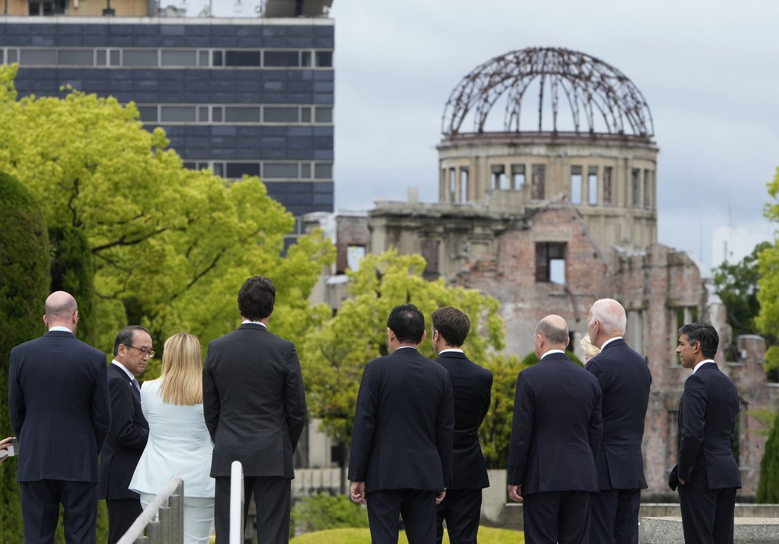 Лидеры стран G7 на фоне купола атомной бомбы в Мемориальном парке мира в рамках Хиросимского саммита G7 в Хиросиме, Япония, 19 мая 2023 года