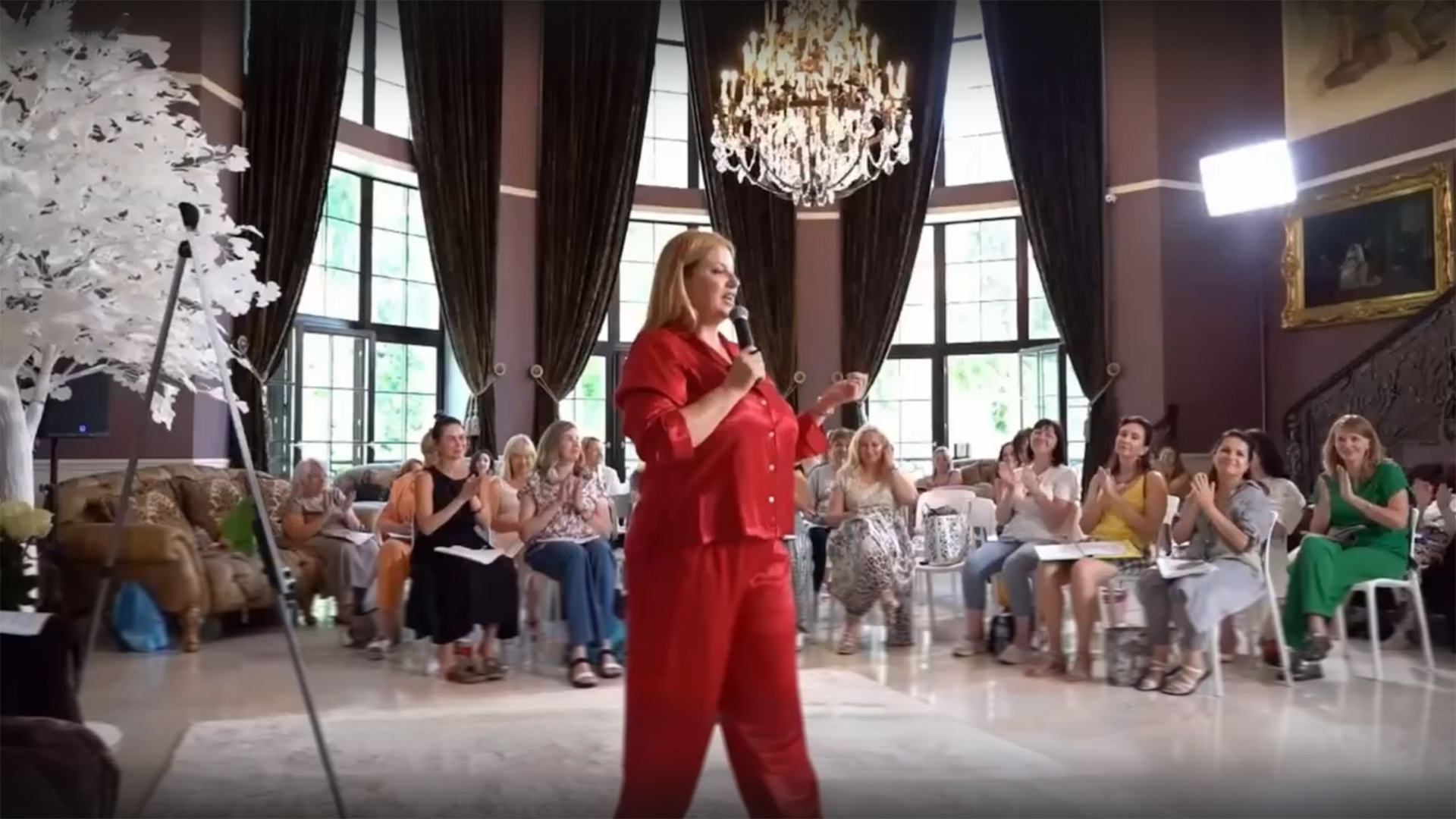 Социализация молодежи. Знак аварийной остановки вне населенного пункта. Мусульмане в лондоне. Несколько мужчин в костюмах. Группа людей молодежь.