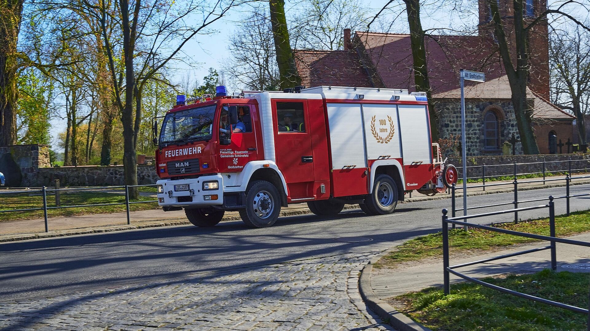 На юге Германии пожарная машина въехала в рыночную палатку