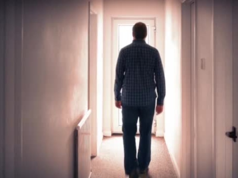 Человек заходит вокмнату. Я уже в другой комнате. Остался-один-дома. Он сейчас с нами в одной комнате мем. Я уже в другой комнате.