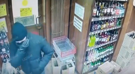 В Мурманске вооруженный мужчина ограбил магазин