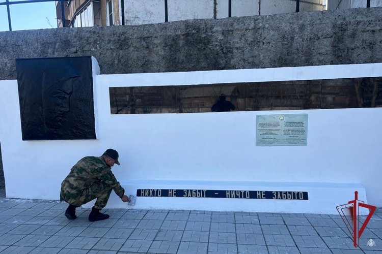В Улан-Удэ росгвардейцы убрались на мемориале воинам, павшим в Великой Отечественной войне