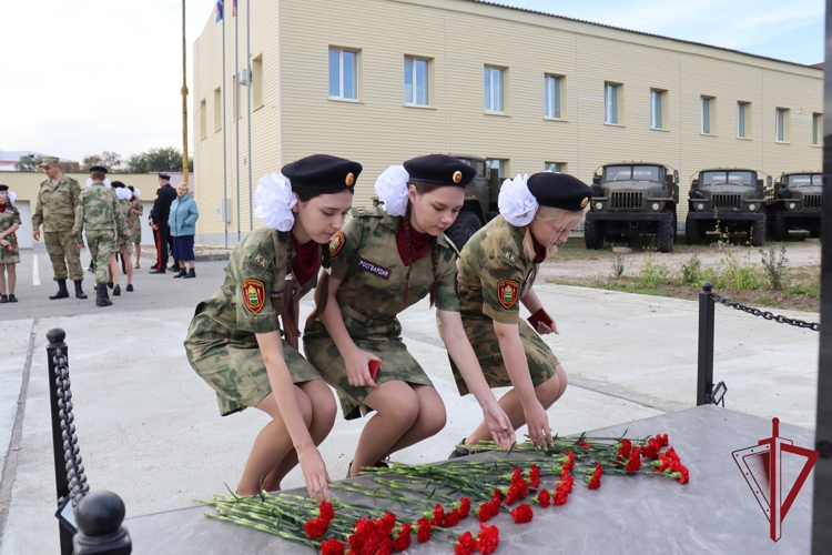 Начальник Управления Росгвардии по Амурской области генерал-майор полиции Виталий Харчёв поздравил учащихся со вступлением в ряды кадетов Росгвардии