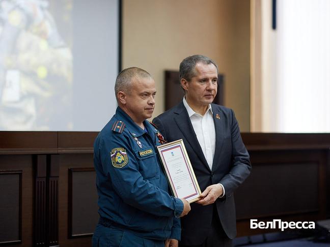 В День пожарной охраны губернатор наградил сотрудников белгородского МЧС - Изображение 3