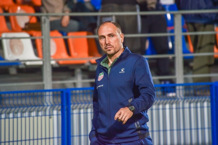 «Нефтехимик» не побеждает четыре матча (на фото — главный тренер Кирилл Новиков)