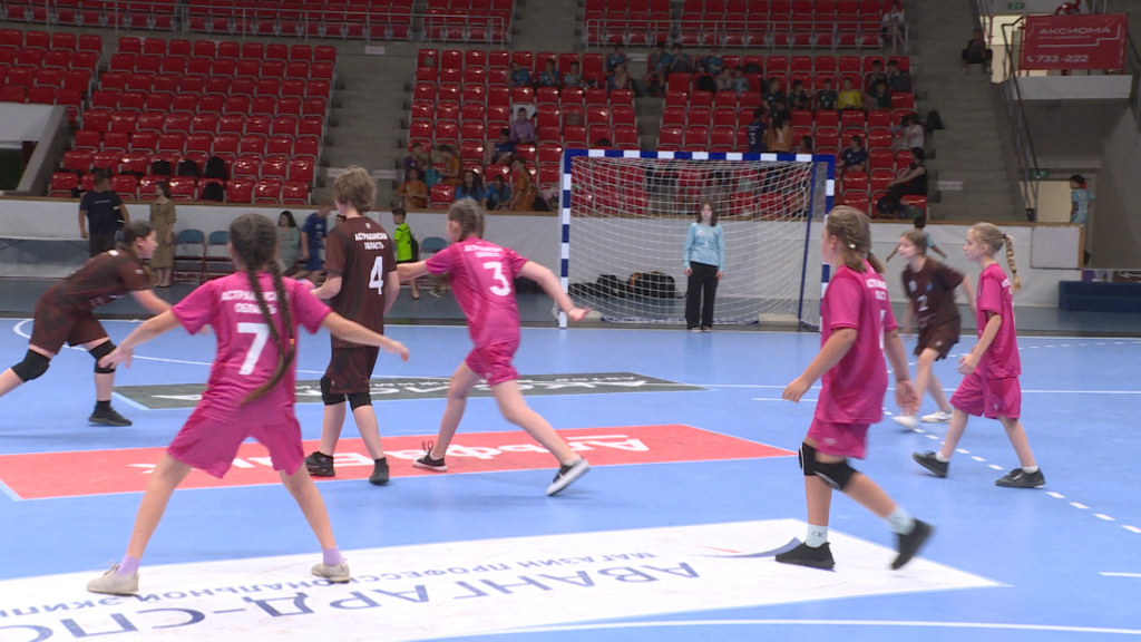 В Астрахани прошёл финал первенства по гандболу среди юношеских команд