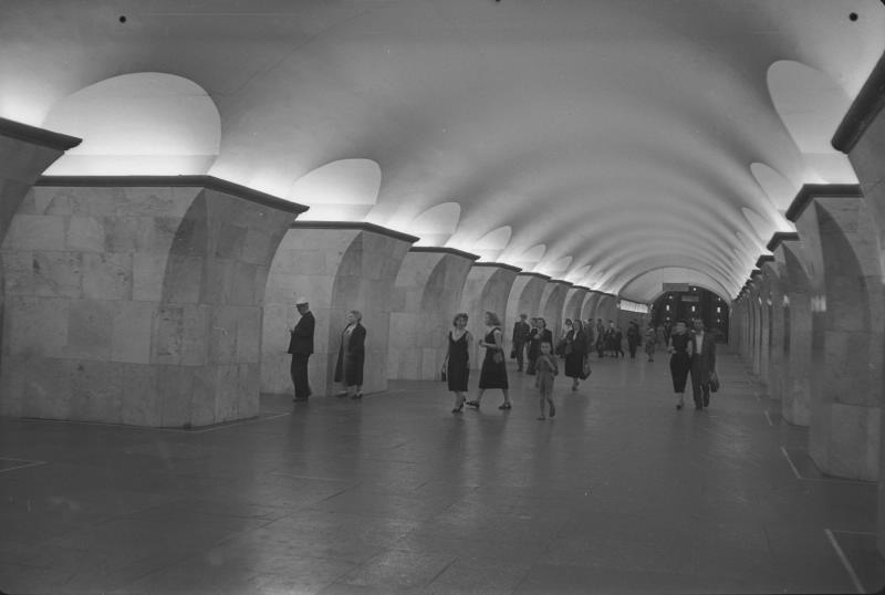 Пассажиры на станции «Проспект Мира». Конец 1950-х