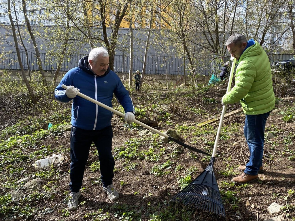 Жители Видного вышли на уборку сквера «Сосенки»