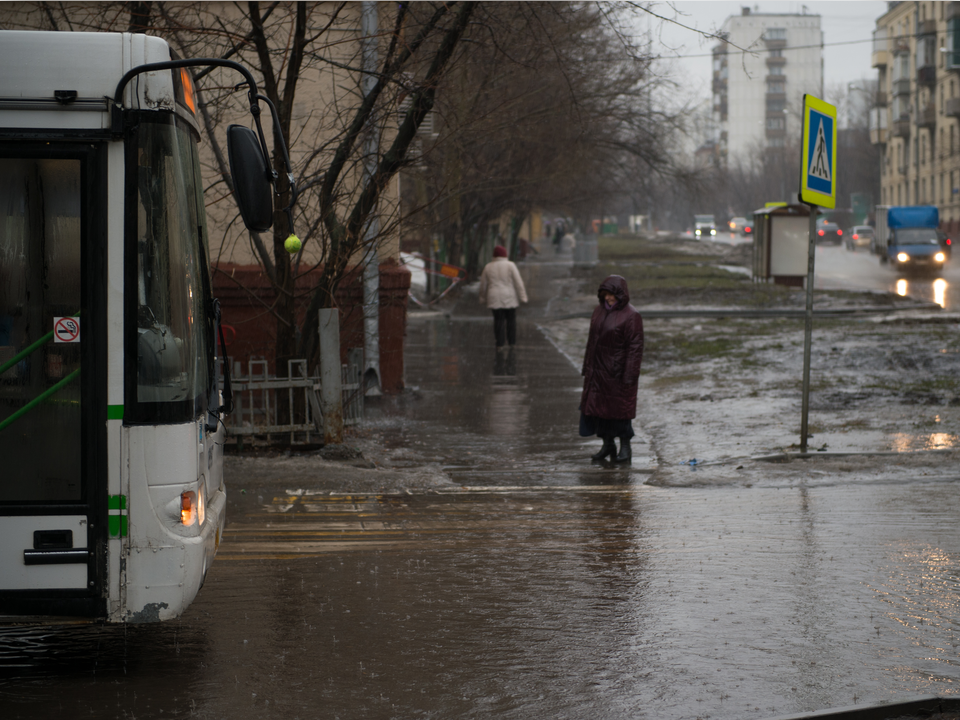 Горожан просят соблюдать осторожность из-за шторма