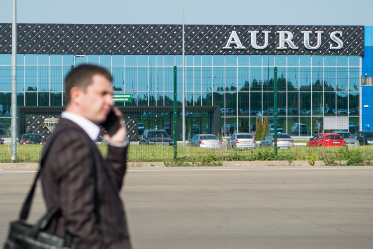 Под контроль «Газпрома» перешла доля в Aurus, которой до декабря 2024 года владел арабский фонд Tawazun (36%), а также часть пакета государственного института «ФГУП НАМИ»