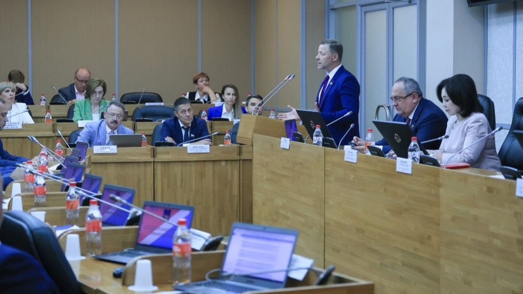 Антон Волошко отчитался перед депутатами Законодательного Собрания Приморского края