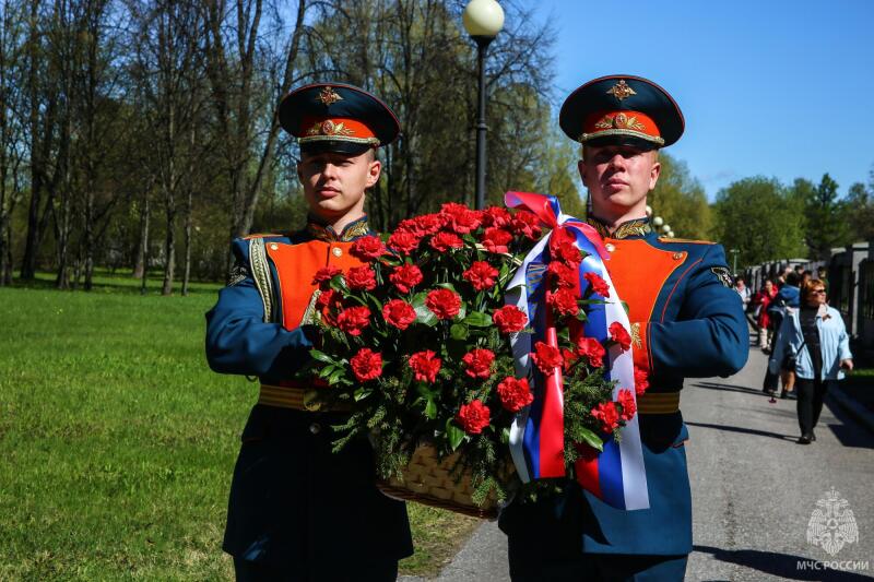 Подразделения МЧС России приняли участие в памятных мероприятиях ко Дню Победы