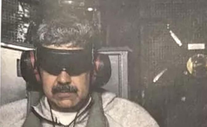 Президент США Трамп опубликовал в своем аккаунте в социальной сети Truth фотографию, на которой изображен президент Николас Мадуро на борту американского военного корабля USS Iwo Jima после захвата лидера в результате ударов по Венесуэле.