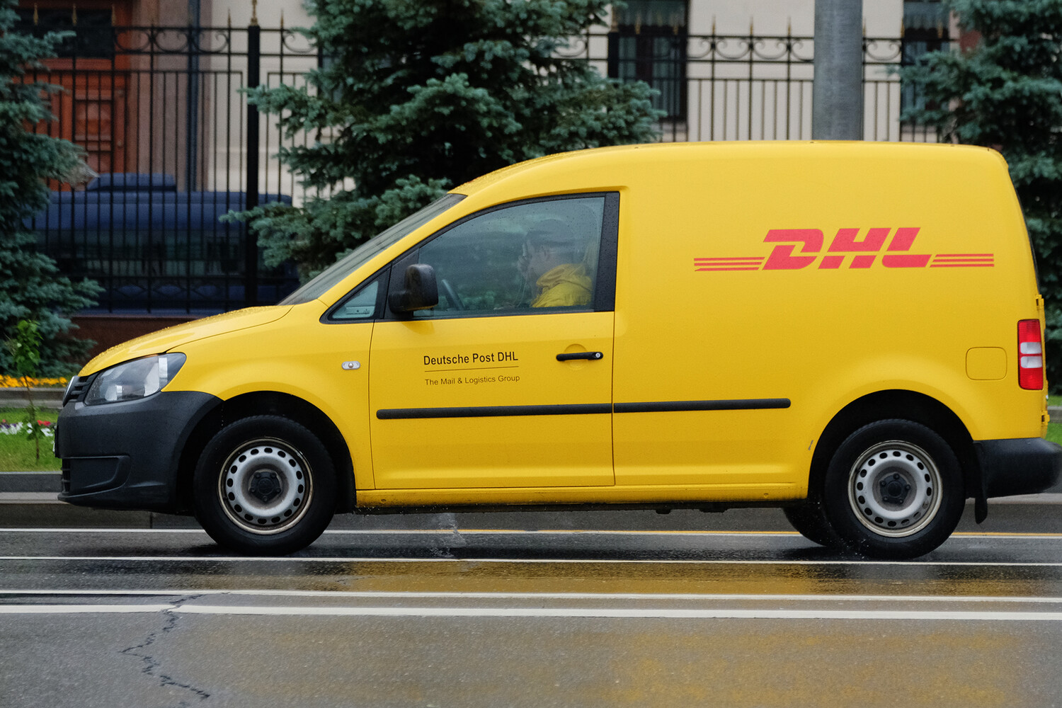 Дчл. DHL Фольксваген Кадди. DHL машины. Курьер DHL. Машина доставки.