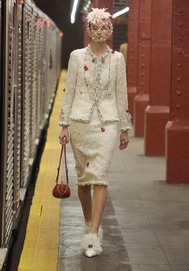 Матье Блази представил коллекцию Chanel Métiers d’Art 2026 в метро Нью-Йорка