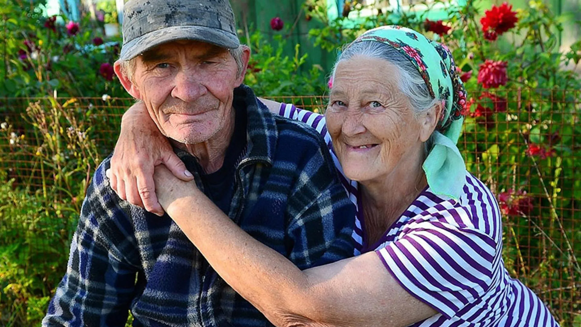 Пенсионерам старше 80 лет. Бабушка и дедушка. Старенькие бабушки и дедушки. Деревенские старики. Спарики.