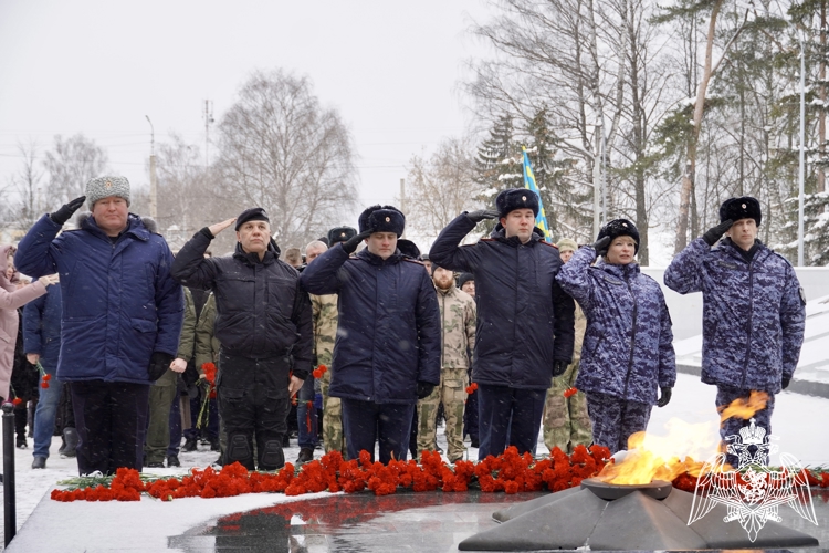 Представители Росгвардии почтили память павших героев в День защитника Отечества в Костроме